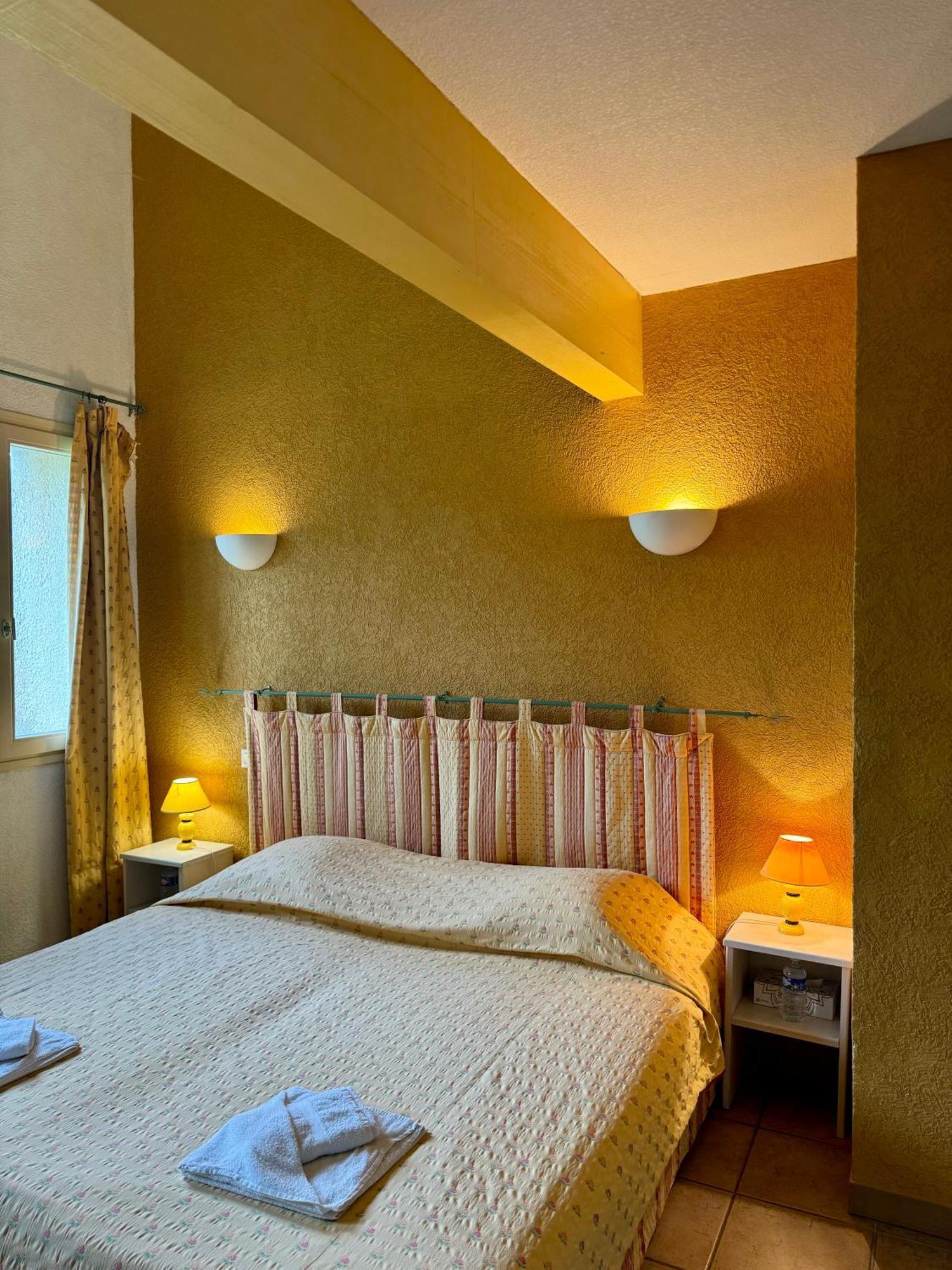 Hotel Mas Du Grand Peloux Port-Saint-Louis-du-Rhône Habitación foto